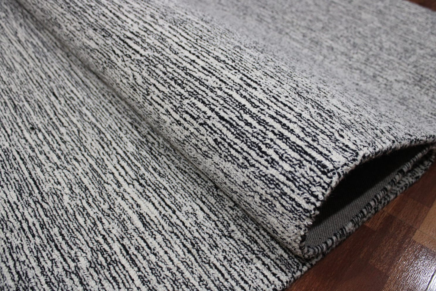 Subtle (SU-262) Ivory/Black Rug